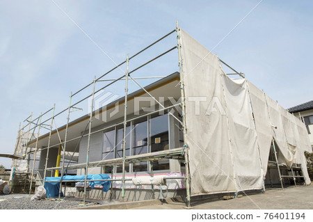 Image of a house in the middle of construction 76401194