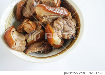 Braised pork feet 76401730