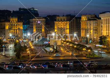 Maidan Square in Kiev during evening rush hour 76402831