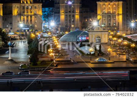 Maidan Square, Kiev during evening rush hour 76402832