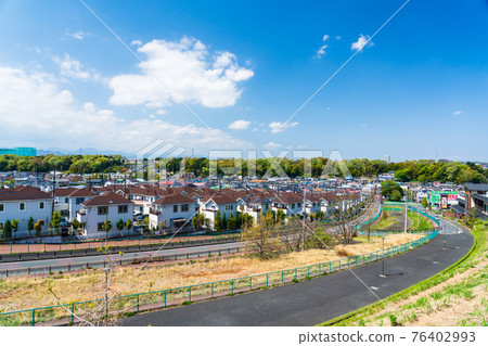 A fresh green residential area overlooking the spring hills 76402993