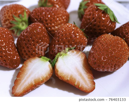 紅頰(日本靜岡縣的草莓品種):整顆草莓,切半看橫截面 紅頰(日本靜岡縣的草莓品種):整顆草莓,切半看橫截面 76403133