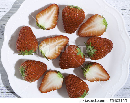 紅頰(日本靜岡縣的草莓品種):整顆草莓,切半看橫截面 紅頰(日本靜岡縣的草莓品種):整顆草莓,切半看橫截面 76403135