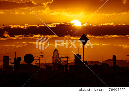 Sunset silhouette Ferris wheel 76403351