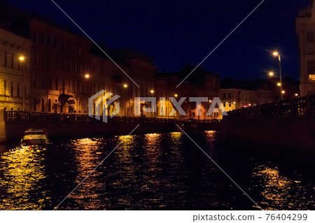 Night view of the Moyka river in St. Petersburg, Russia 76404299