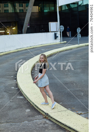 White young girl 76404961