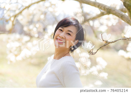 A woman enjoying the spring plateau Chichibu Sakura At Hitsujiyama Park in Chichibu City, Saitama Prefecture 76405214