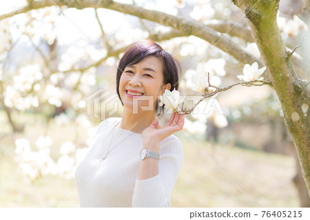 A woman enjoying the spring plateau Chichibu Sakura At Hitsujiyama Park in Chichibu City, Saitama Prefecture 76405215