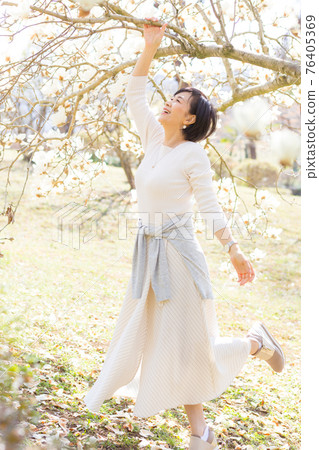 在埼玉縣秩父市羊山公園欣賞春季高原秩父櫻花的女性 在埼玉縣秩父市羊山公園欣賞春季高原秩父櫻花的女性 76405369