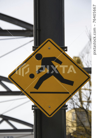 靠近操場,一個警告標誌北溫哥華不列顛哥倫比亞省加拿大 靠近操場,一個警告標誌北溫哥華不列顛哥倫比亞省加拿大 76405667