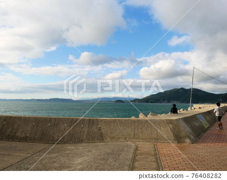 小濱港,男孩在橘灣看海(長崎縣島原半島大濱溫泉) 小濱港,男孩在橘灣看海(長崎縣島原半島大濱溫泉) 76408282