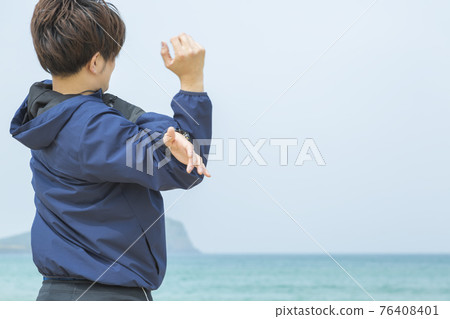 慢跑在海灘的男性中間 慢跑在海灘的男性中間 76408401