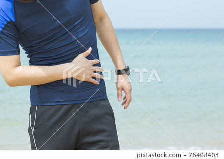 慢跑在海灘的男性中間 76408403