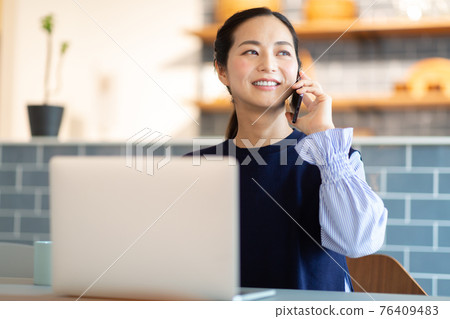 在餐廳工作的女人 在餐廳工作的女人 76409483
