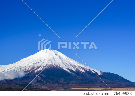 Clear sky and setting moon (Pearl Fuji) Clear sky and setting moon (Pearl Fuji) 76409928