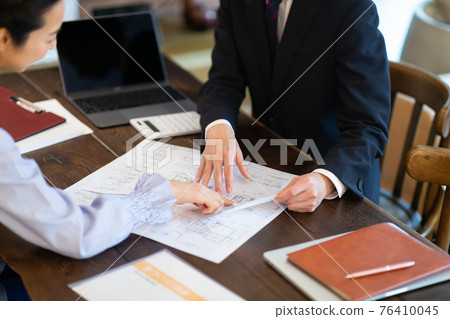 Salesman and woman 76410045