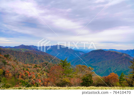 View the scenery of the autumnal mountains View the scenery of the autumnal mountains 76410470