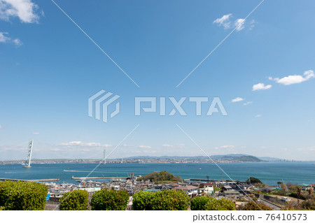 Akashi Kaikyo Bridge seen from Awaji Island 76410573