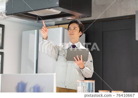 A businessman wearing work clothes to inspect the house 76410667