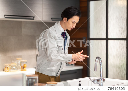 A businessman wearing work clothes to inspect the house 76410803