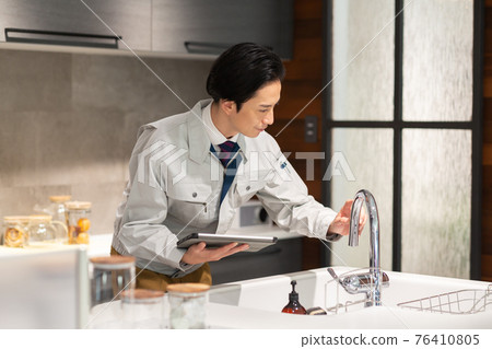 一個穿著工作服檢查房子的商人 76410805
