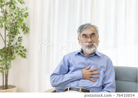 Senior man with poor physical condition Chest pain Stomach pain 76410854