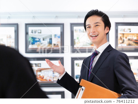 Salesman working in the real estate industry 76411212