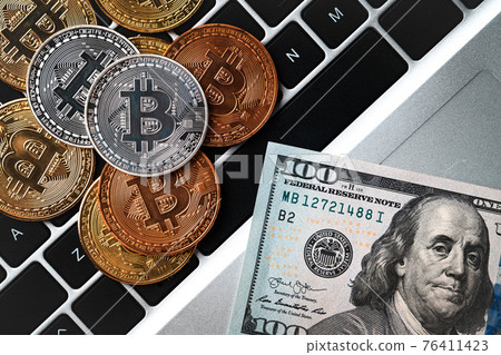 比特幣 虛擬貨幣 貨幣 美金 美元 美鈔 頂視圖 Bitcoin USD money ビットコイン 76411423