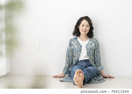 Smiley senior woman portrait 76411844