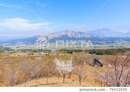從熊本縣阿蘇市綠道南阿蘇天文台(肯尼路)看到的阿蘇風景 從熊本縣阿蘇市綠道南阿蘇天文台(肯尼路)看到的阿蘇風景 76412030