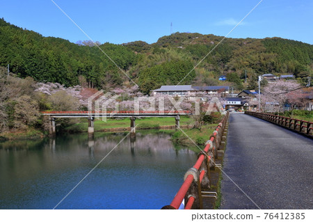 Yasuba Dam Lake (Hirayama Water Park, Kochi Prefecture) Yasuba Dam Lake (Hirayama Water Park, Kochi Prefecture) 76412385