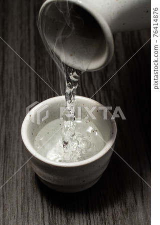 Evening drink, pouring sake, Japanese-style image Evening drink, pouring sake, Japanese-style image 76414876