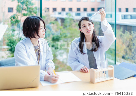 Laboratory for a young woman experimenting ■ Kinki University 76415388