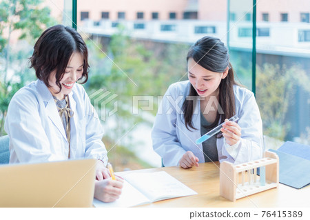 Young woman experimenting with science class Shooting cooperation "Kinki University" Young woman experimenting with science class Shooting cooperation "Kinki University" 76415389