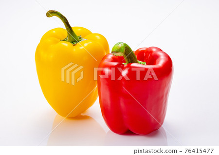 黃色和紅色辣椒粉材料 黃色和紅色辣椒粉材料 76415477