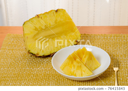 Cut pineapple 76415843