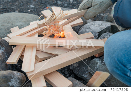 [Feather stick that burns vigorously] 76417298