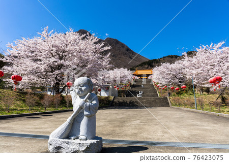 拿著掃帚的石佛 76423075