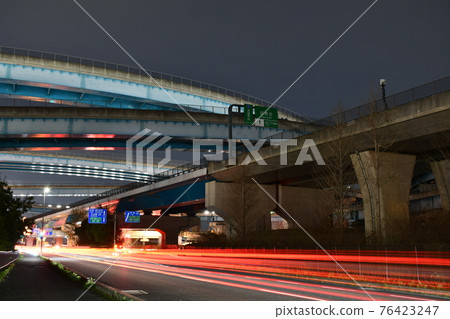 久美山路口夜景,碼頭和立交橋,國道1號繞行路在下方 久美山路口夜景,碼頭和立交橋,國道1號繞行路在下方 76423247