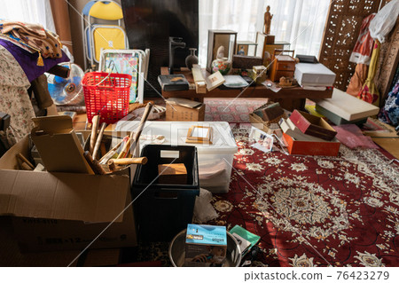 正在整理文物的老房子雜亂的西式房間內 76423279