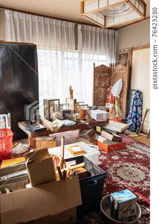 Inside the messy Western-style room of an old house that is organizing relics Inside the messy Western-style room of an old house that is organizing relics 76423280