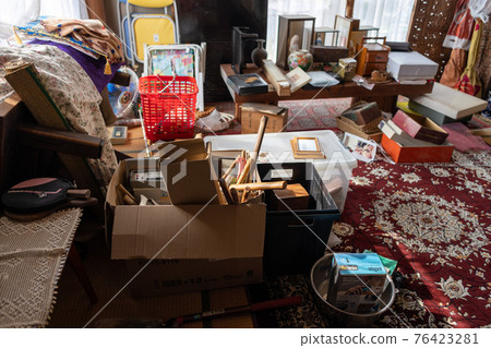 Inside the messy Western-style room of an old house that is organizing relics Inside the messy Western-style room of an old house that is organizing relics 76423281