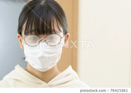 Glasses clouded with a mask (indoor) 76425861