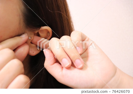 戴耳屏的女人 戴耳屏的女人 76426070