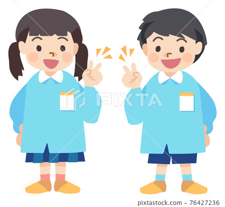 玩剪刀石頭布的微笑的幼兒園兒童（choki）成為朋友 76427236