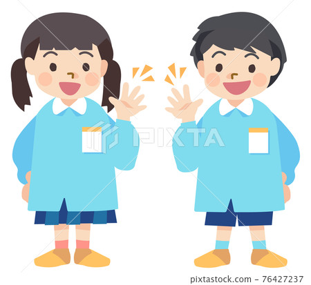 一個微笑的幼兒園孩子（par）玩石頭剪刀布並成為朋友 76427237