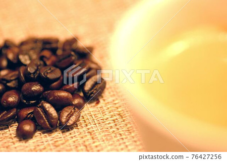 咖啡杯另一邊的咖啡豆 76427256