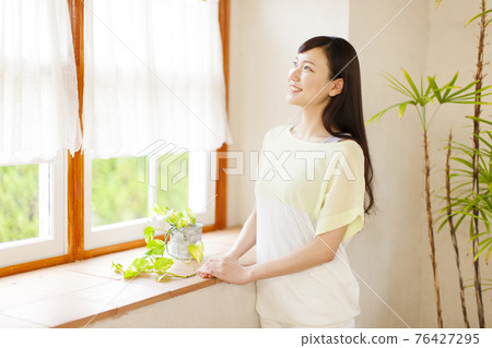 靠窗的女人 靠窗的女人 76427295