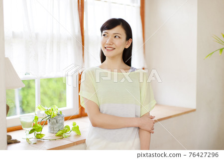 靠窗的女人 靠窗的女人 76427296