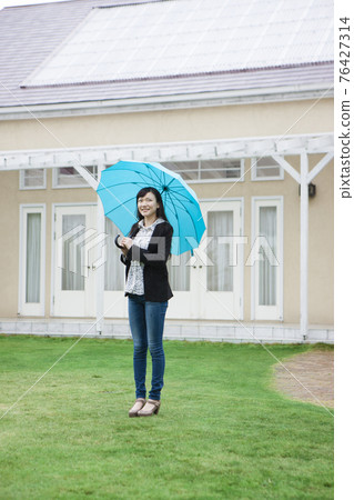 一個女人打著傘 76427314